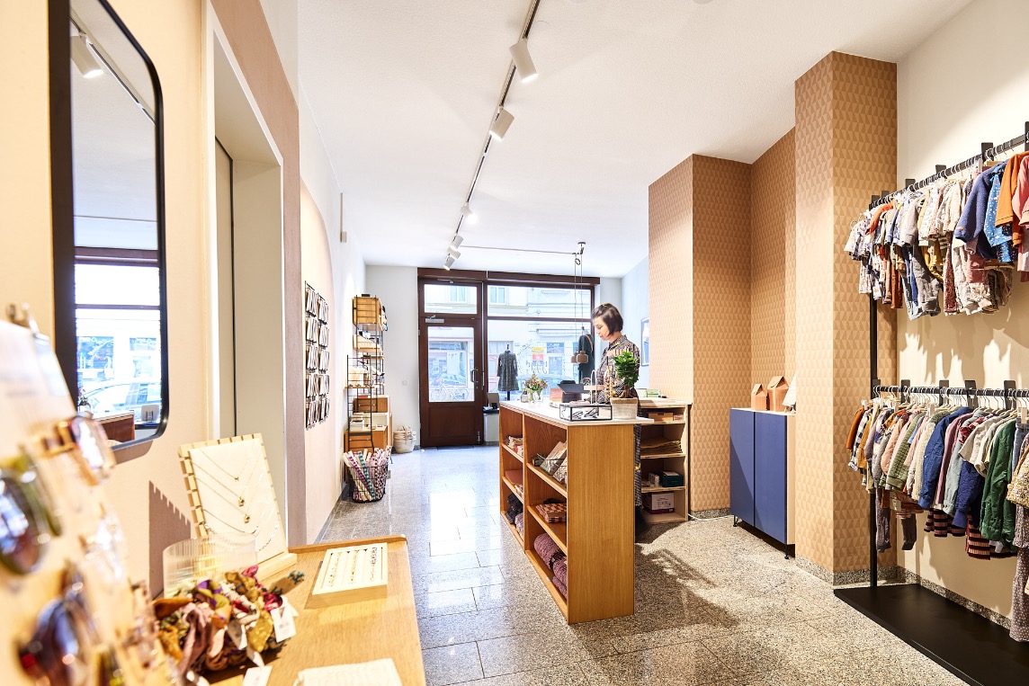 Blick durch den Hygge Concept Store mit Kleidung und ausgewählten Produkten