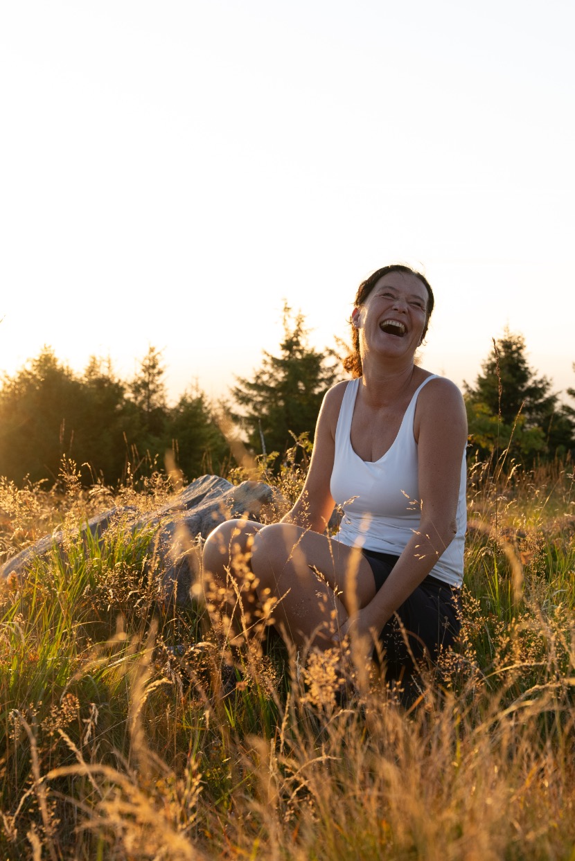 Kathleen vom 99active Team lacht in der Abendsonne